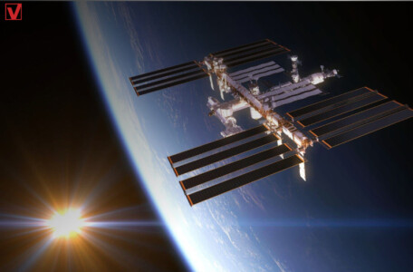 Astronautas iniciam caminhada para instalação de painéis solares