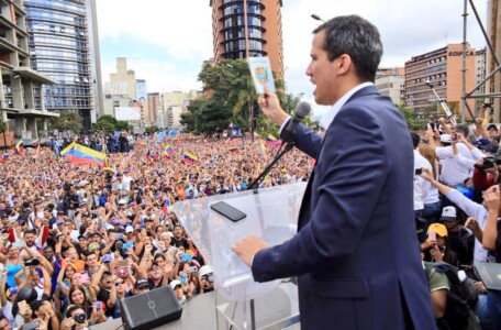 Juan Guaidó se declara presidente da Venezuela. Líderes mundiais apoiam