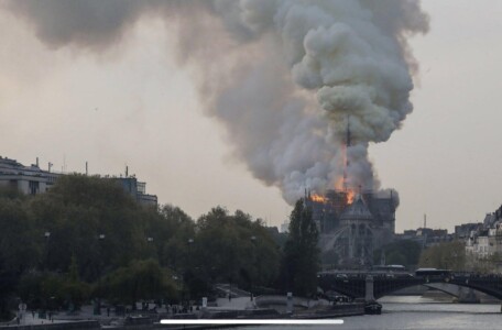 Incêndio na catedral de Notre-Dame foi extinto nesta madrugada